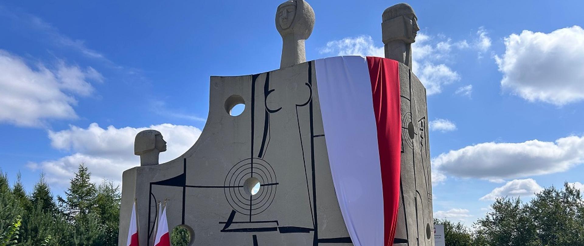 Na zdjęciu pomnik Ofiar Totalitaryzmów "Ściana śmierci" w Nawrze