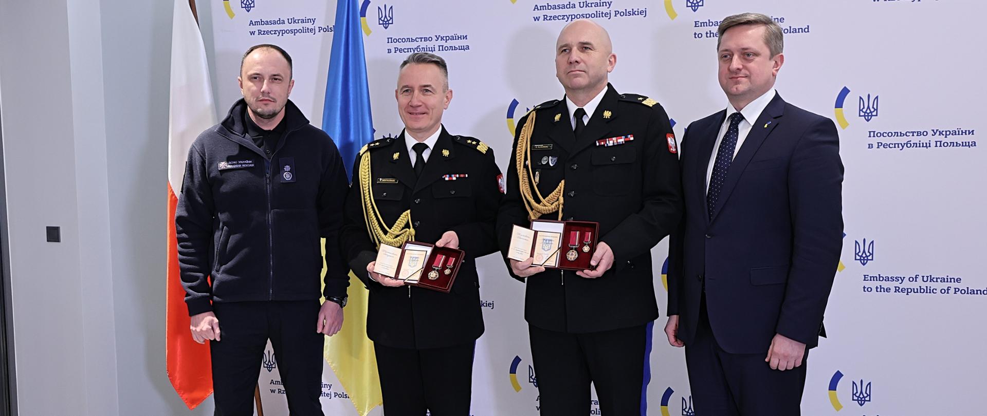 Na zdjęciu znajdują się komendanci którzy otrzymali odznaczenie wraz z Sergiejem Krukiem oraz Ambasadorem Ukrainy w Polsce