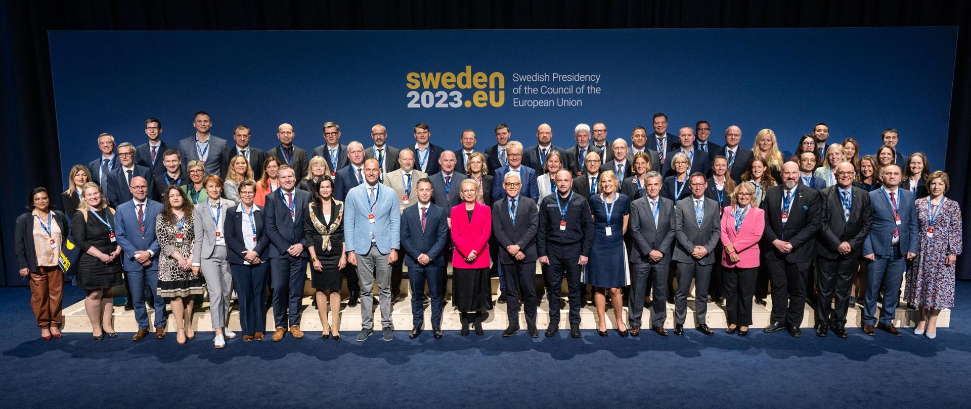 Zdjęcie grupowe delegatów i uczestników Posiedzenia Dyrektorów Generalnych Ochrony Ludności