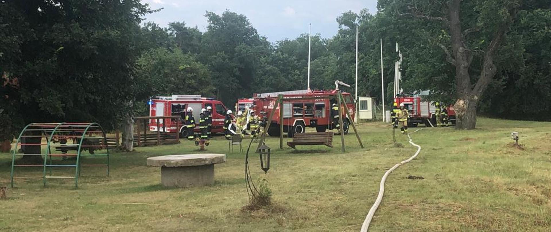 Miejsce koncentracji sił i środków, samochody ratowniczo - gaśnicze i strażacy 