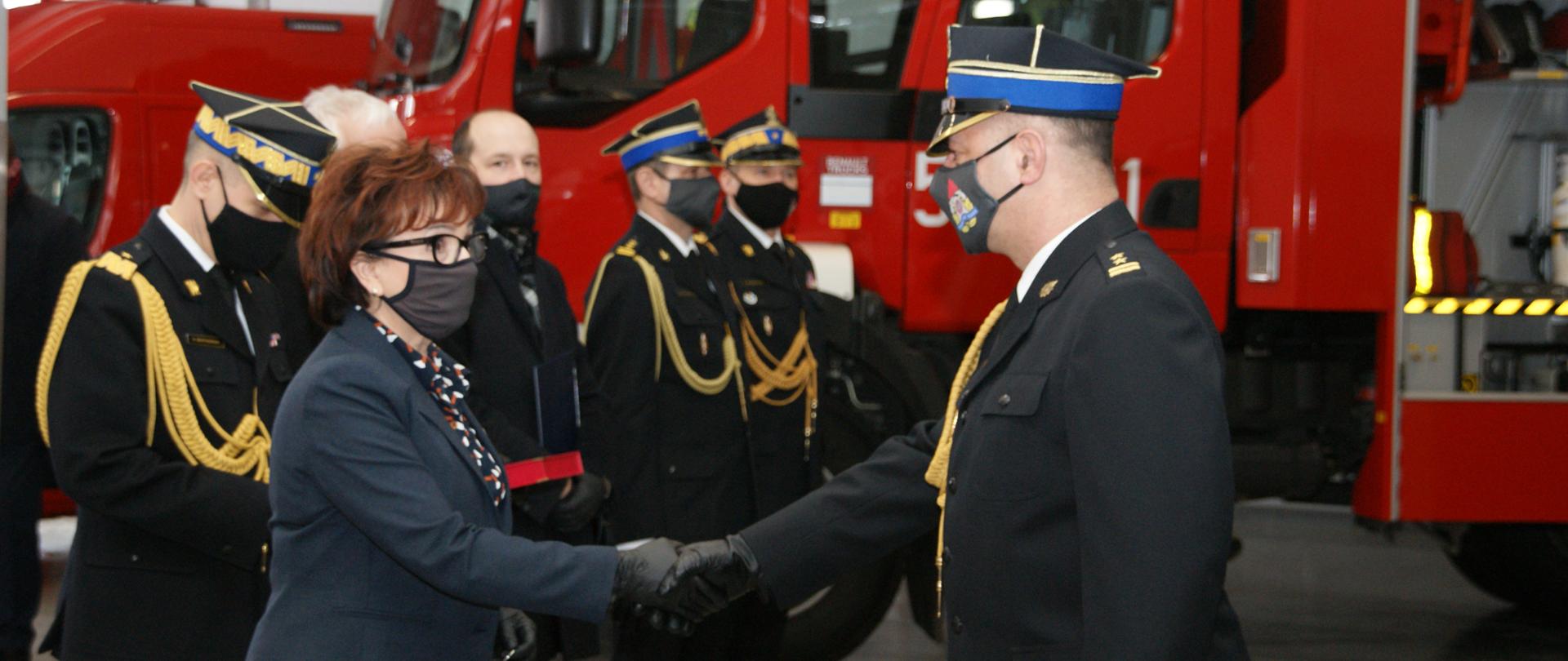 na zdjęciu marszałek Witek gratuluje jednemu z komendantów