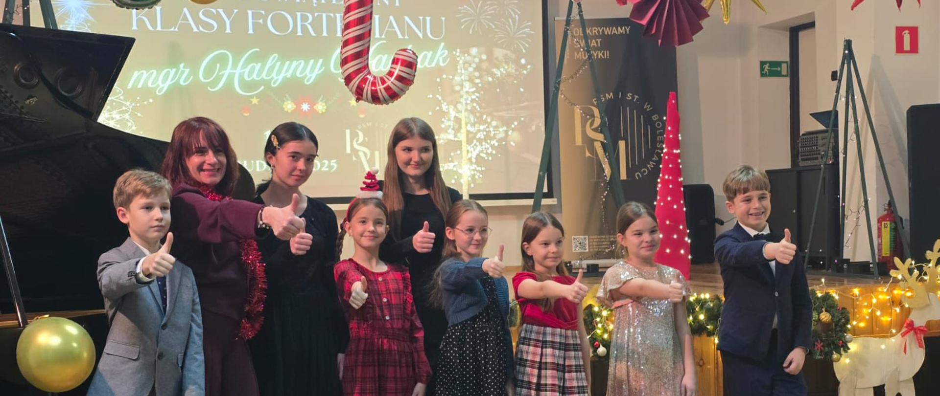 Zdjęcie przedstawiające wykonawców podczas popisu klasy fortepianu mgr Haliny Hachak, który odbył się 15 grudnia 2025 r. w auli szkoły.