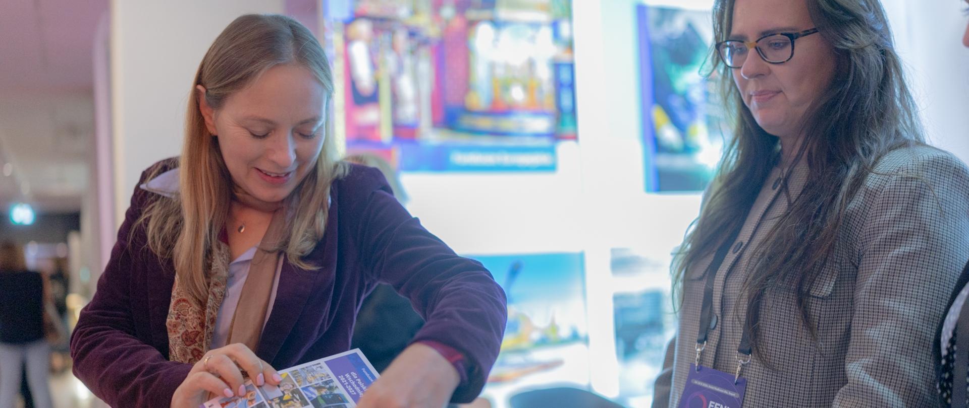 Minister funduszy i polityki regionalnej Katarzyna Pełczyńska-Nałęcz na stoisku informacyjnym MFiPR na EFNI