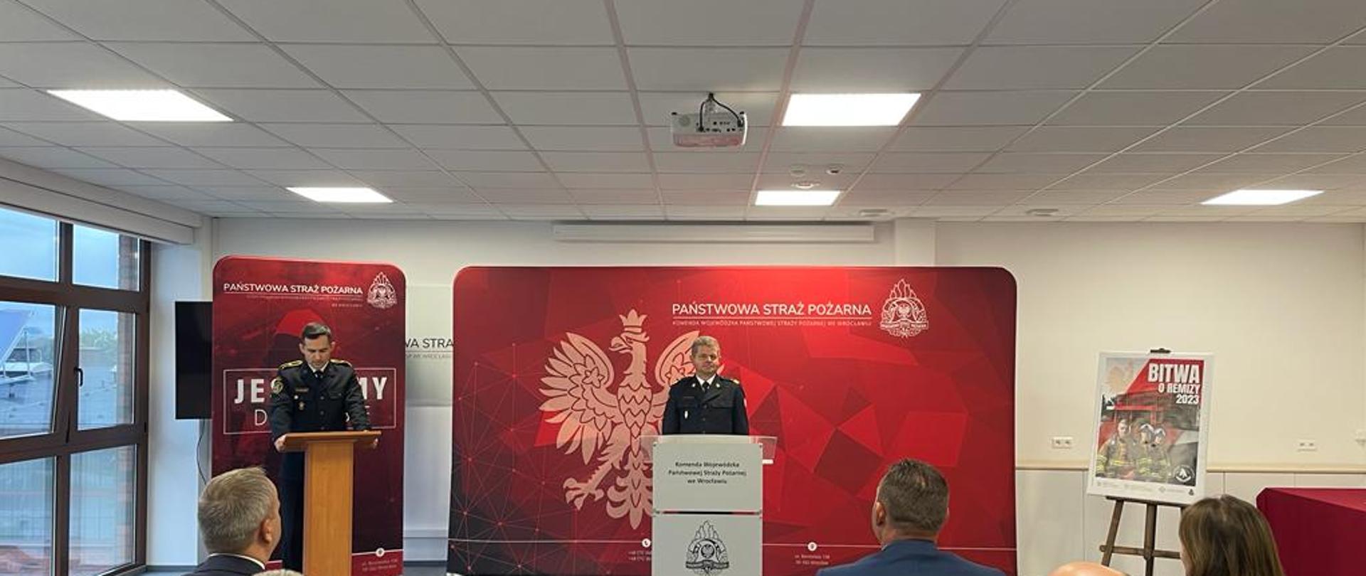 Dolnośląski Komendant Wojewódzki Państwowej Straży Pożarnej podczas przemówienia.
