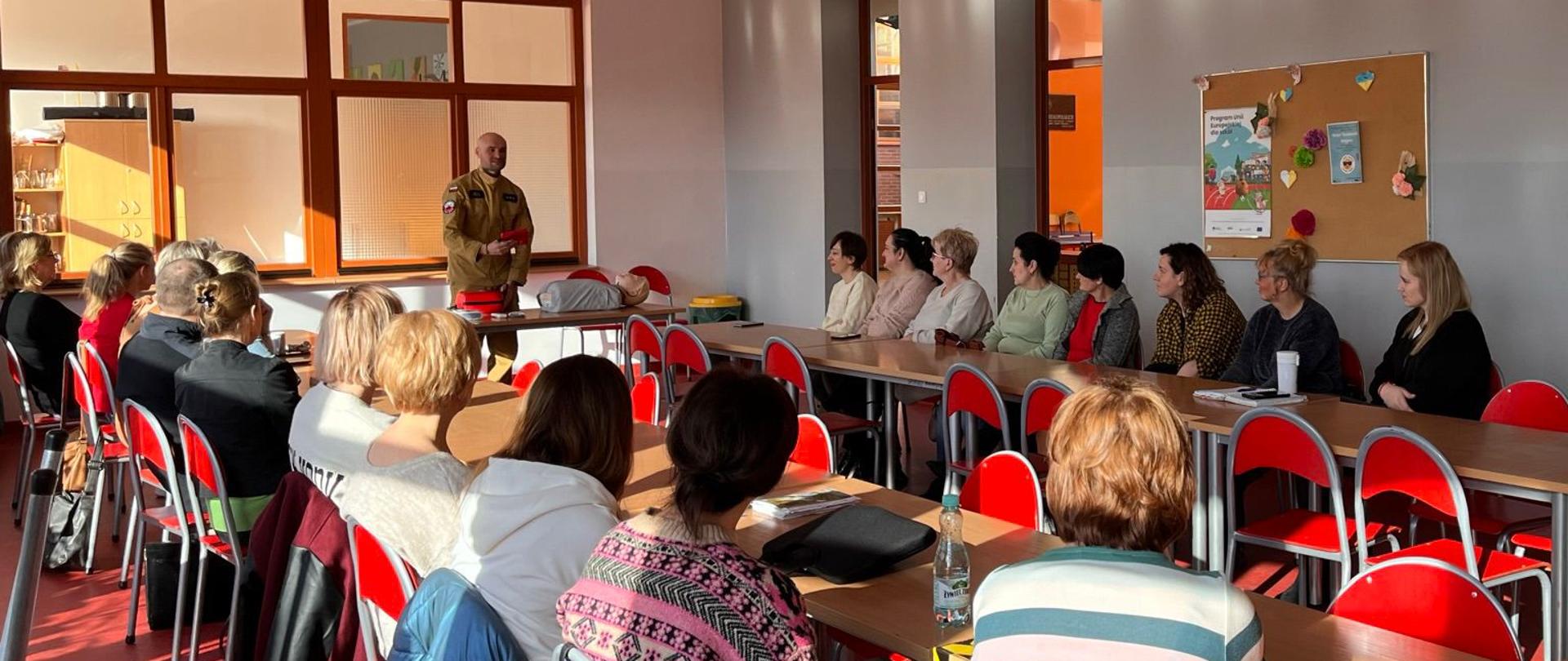 Uczestnicy zapoznają się z obsługą AED