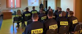 Strażacy - ratownicy Ochotniczych Straży Pożarnych podczas zajęć teoretycznych.