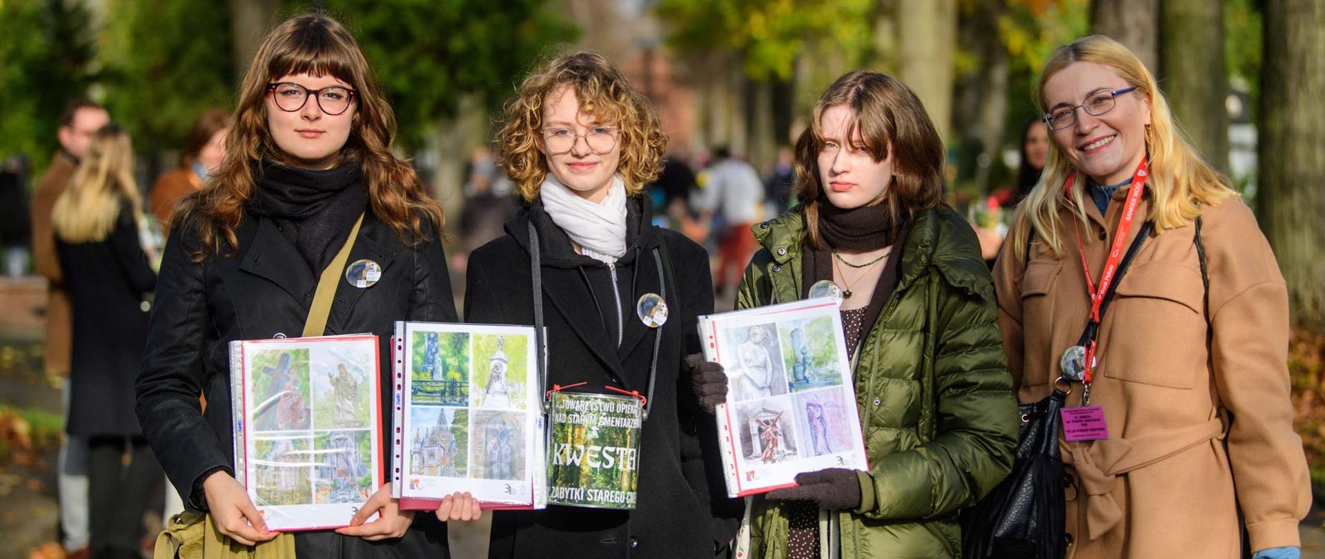 Na zdjęciu uczestniczki kwesty wraz z opiekunem