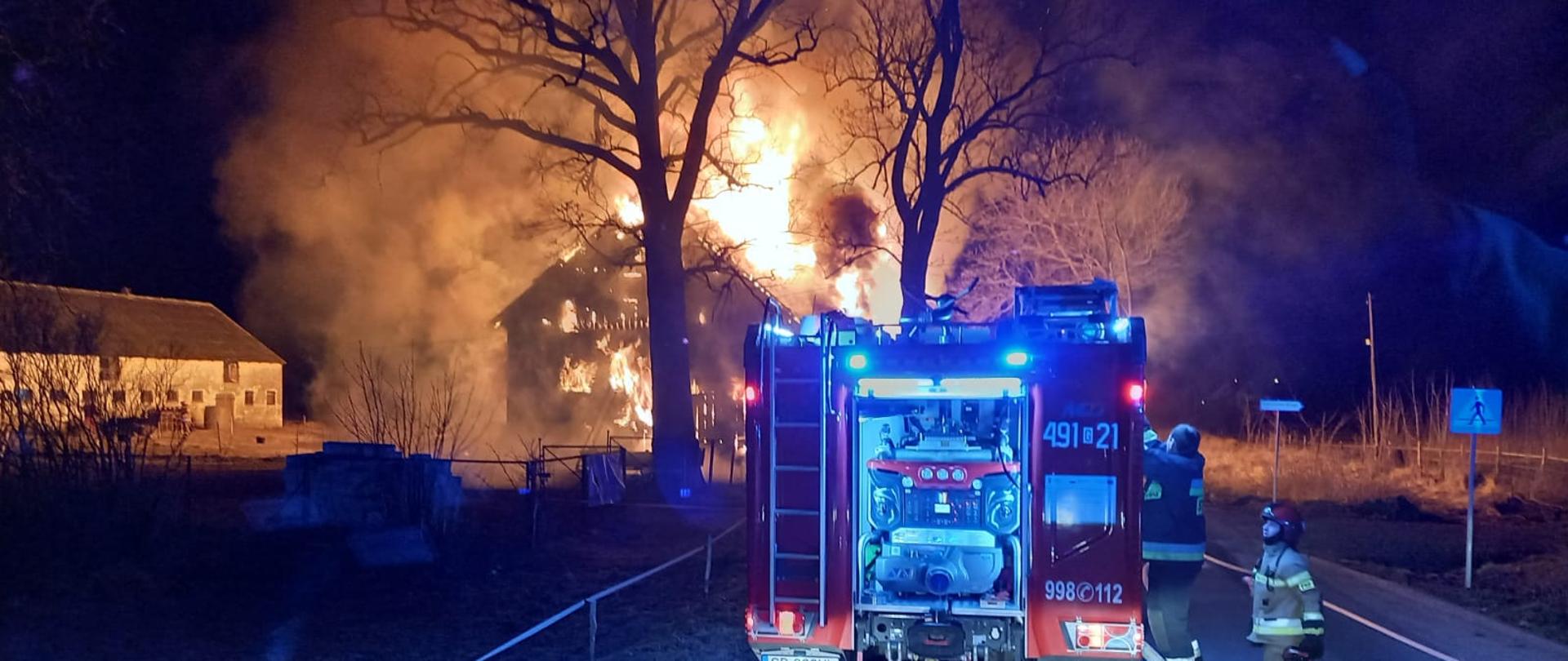 Zastęp PSP, w tle cały spichlerz w ogniu