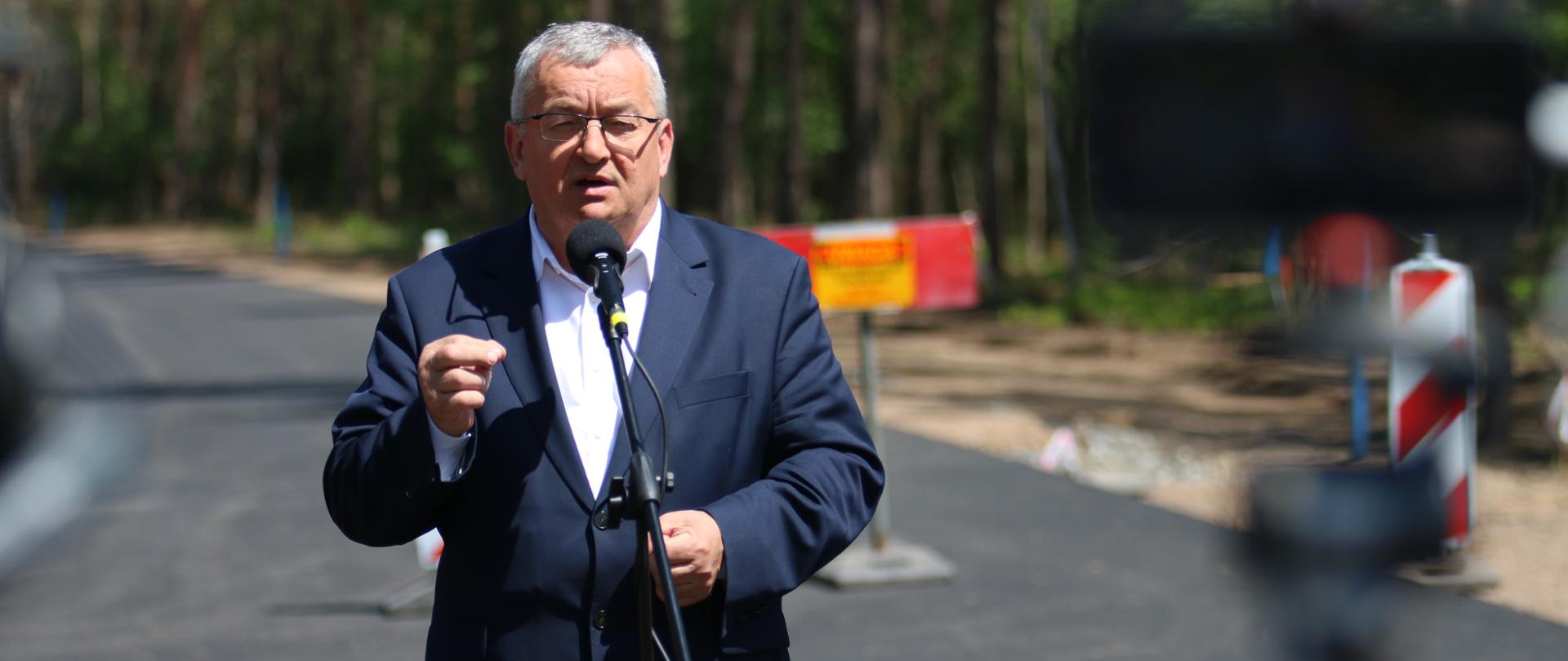 Minister infrastruktury Andrzej Adamczyk podczas konferencji zorganizowanej z okazji podpisania umowy o dofinansowanie z Rządowego Funduszu Rozwoju Dróg obwodnic Bełchatowa, Kwaskowa i Pragi