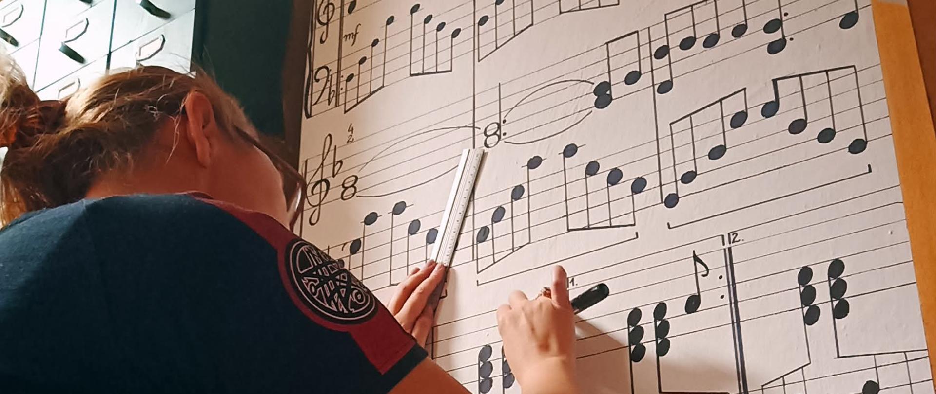 Zdjęcie przedstawiające bibliotekę szkolną po nowym otwarciu, po odświeżeniu.