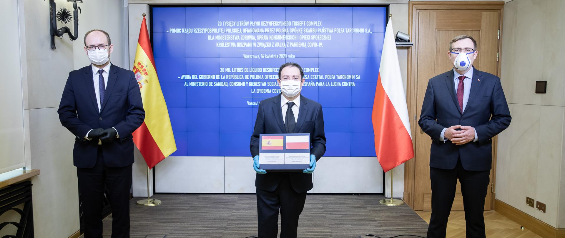 2020.04.16 Warszawa . Minister Marcin Przydacz . Przekazanie pomocy w postaci plynu dezynfekujacego z zakladu Polfa dla Hiszpanii .
Fot. Tymon Markowski / MSZ