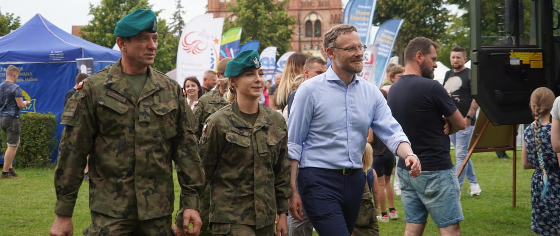 wojewoda idzie, obok żołnierze