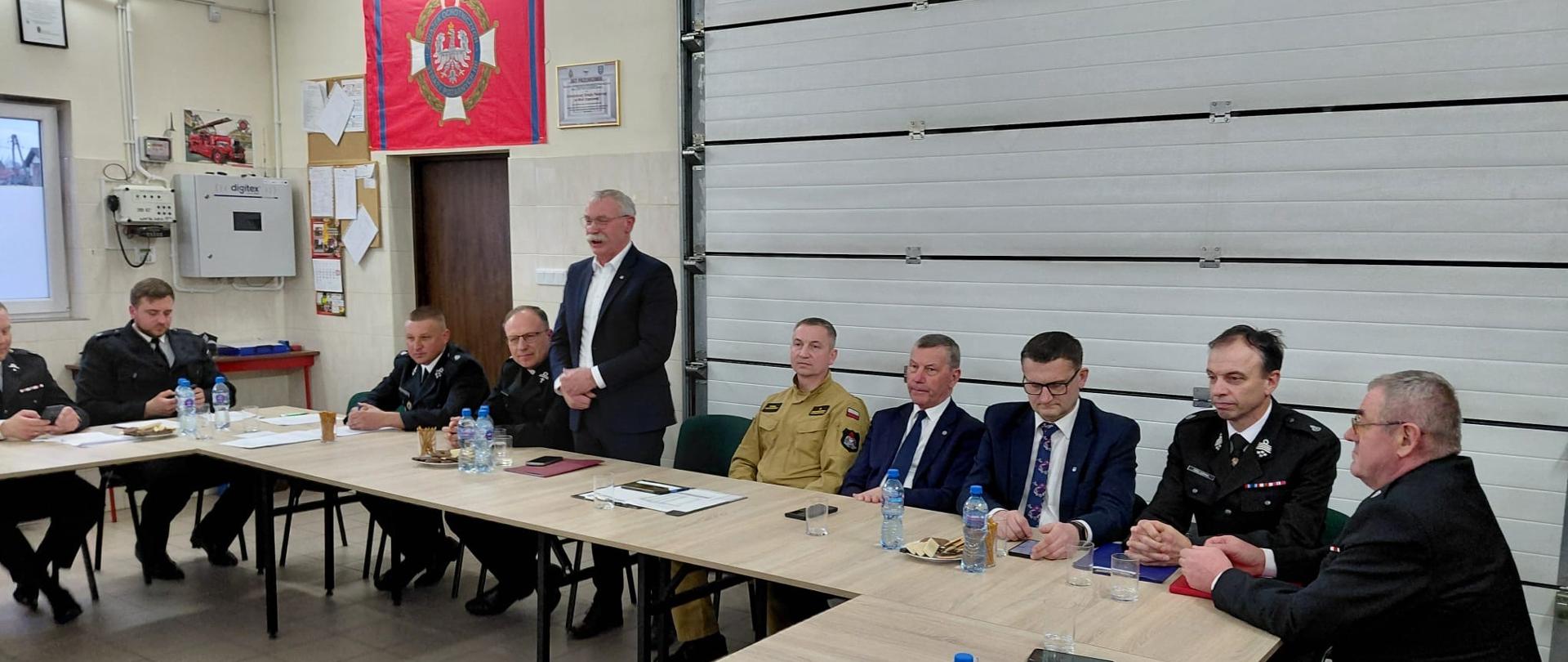 Zdjęcie przedstawia uczestników spotkań sprawozdawczych w jednostkach Ochotniczych Straży Pożarnych.