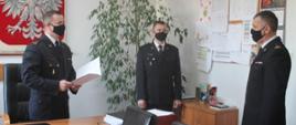 Zdjęcie przedstawia wręczenie wyższego stopnia służbowego przez Komendanta Powiatowego PSP w Kole w obecności Zastępcy Komendanta Powiatowego PSP w Kole Dowódcy JRG w Kole