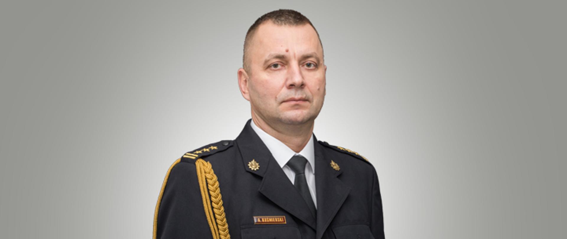 Zastępca Opolskiego Komendanta Wojewódzkiego PSP st. bryg. Arkadiusz Kuśmierski w mundurze galowym.
