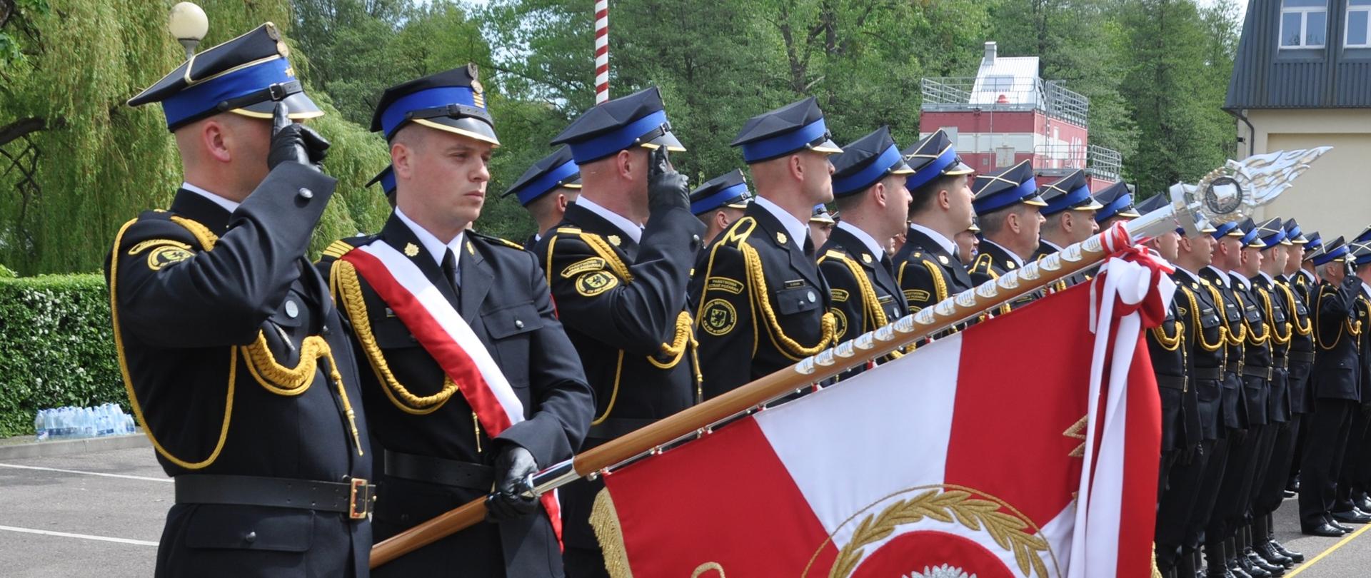 Zdjęcie przedstawia funkcjonariuszy uczestniczących w Powiatowy Dzień Strażaka w Słupsku