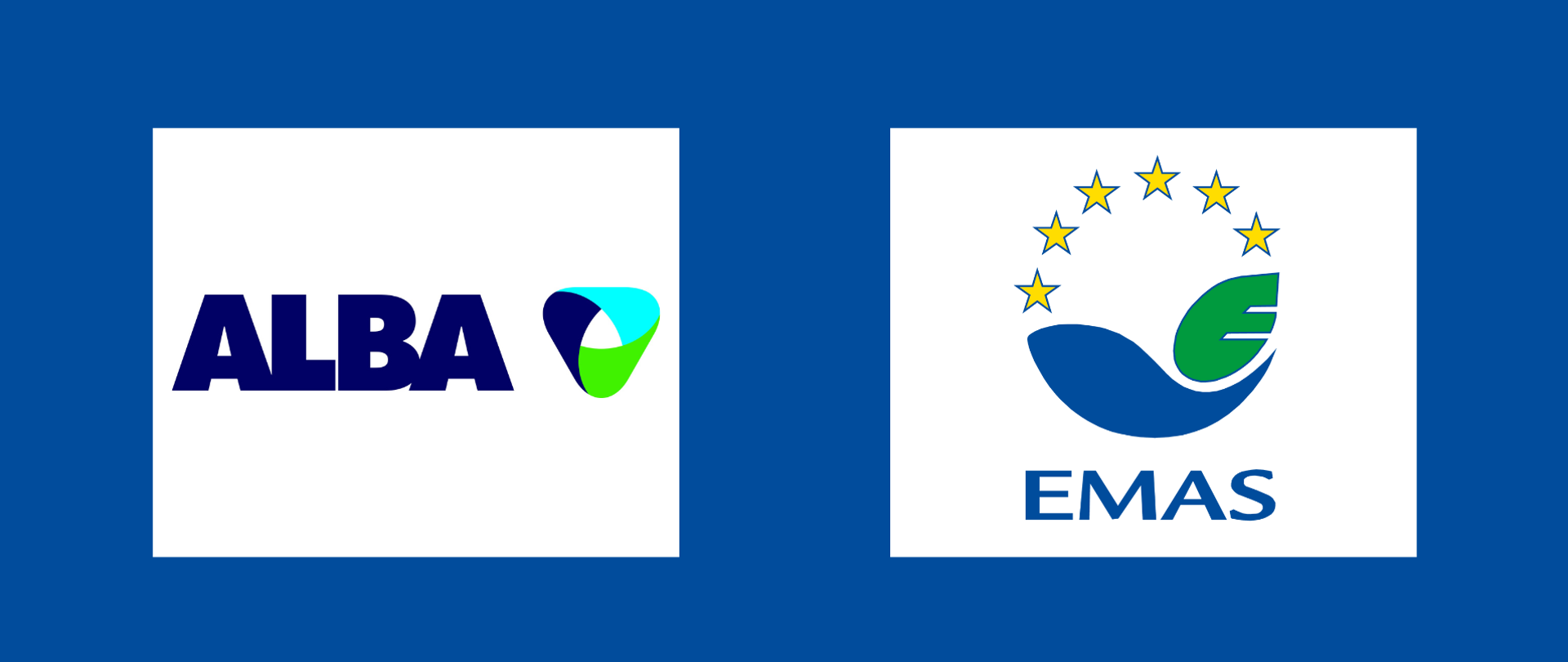 Na niebieskim tle dwa kolorowe logotypy. Po lewej logotyp z podpisem ALBA, a po prawej logotyp z podpisem EMAS.