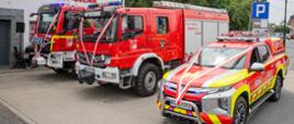 Na zdjęciu podczas gminnych obchodów dnia strażaka w Gminie Łużna połączonych z poświęceniem i przekazaniem samochodów pożarniczych widoczne trzy samochody pożarnicze które zostały oficjalnie przekazane Ochotniczym Strażom Pożarnym.