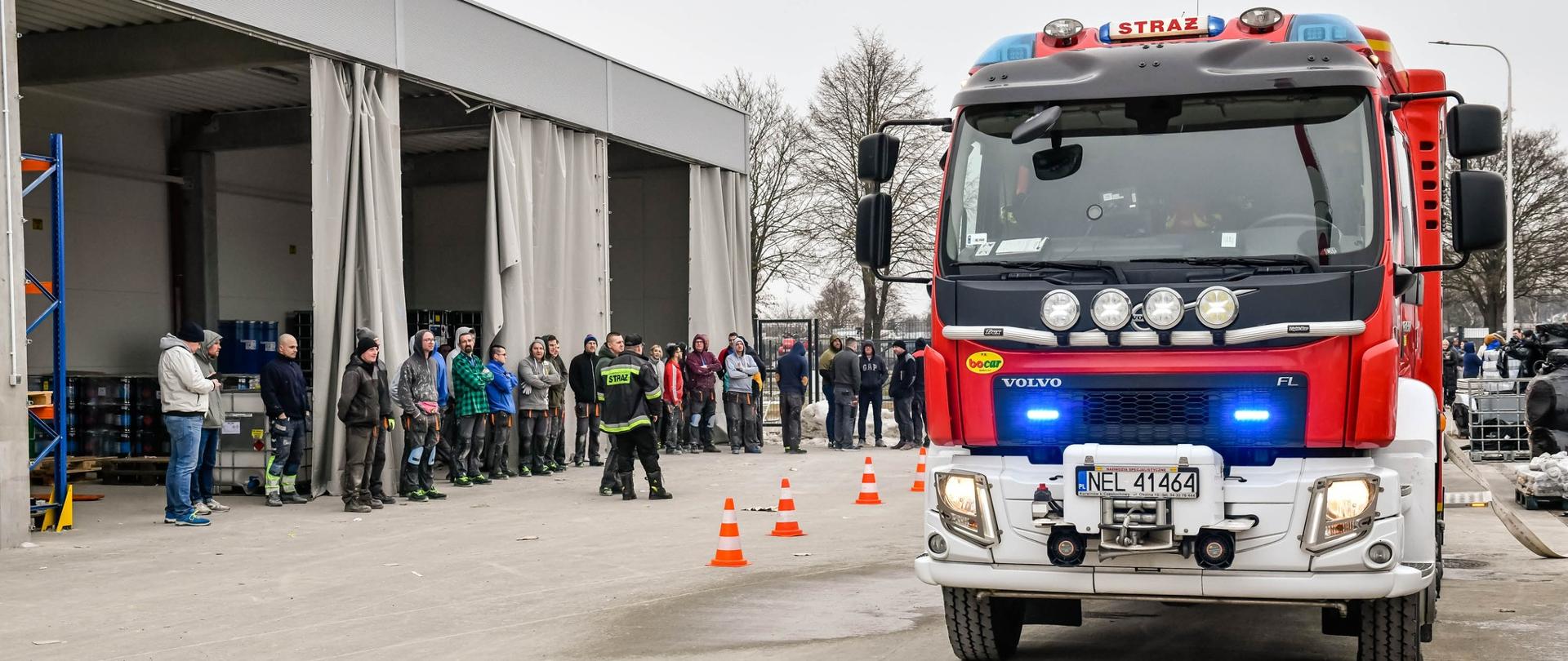Pracownicy zakładu, samochód ratowniczo-gaśniczy - ćwiczenia na terenie stoczni jachtowej SAXDOR Shipyard