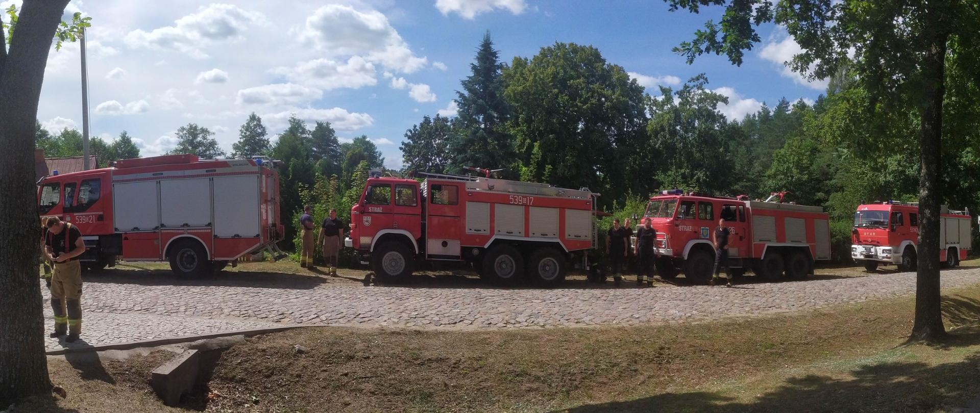 wozy bojowe ustawione jeden za drugim po zakończonych ćwiczeniach.