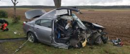 Na zdjęciu widać wrak pojazdu osobowego 