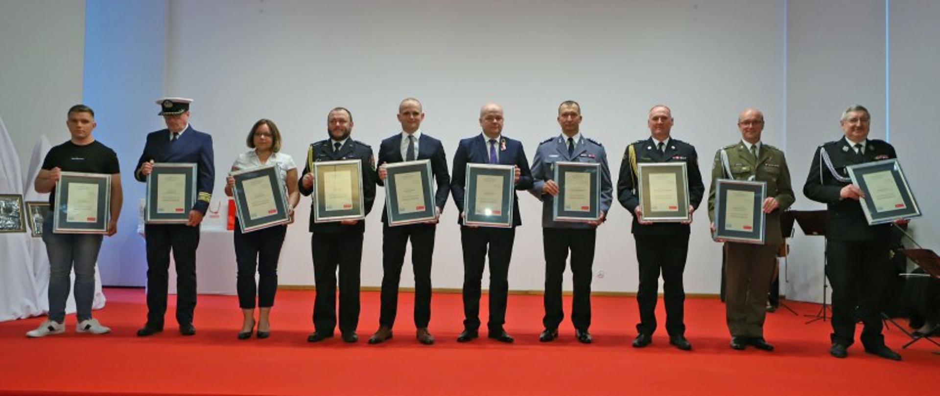 Zdjęcie przedstawia laureatów plebiscytu "Z Tumskiego Wzgórza" w kategorii Wydarzenie roku 2021.