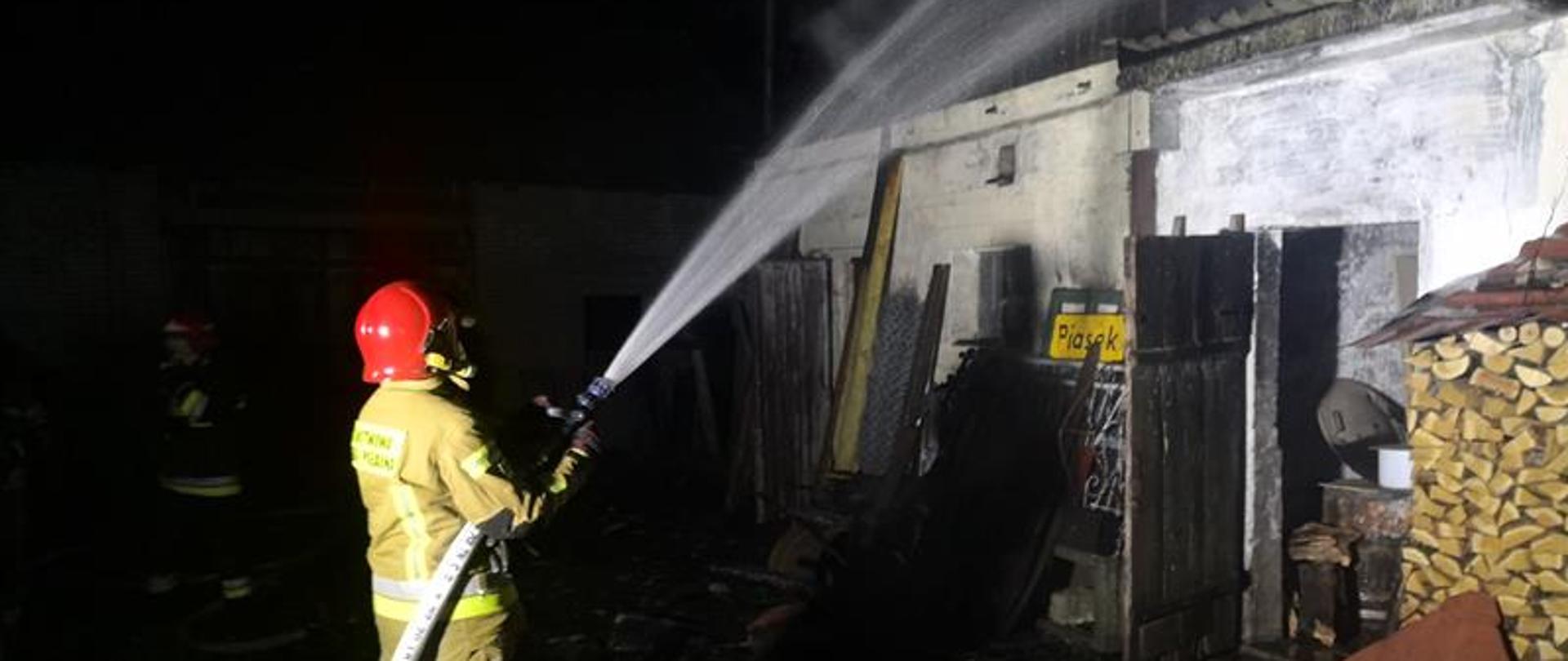 Działania ratowniczo-gaśnicze przy pożarze budynku gospodarczego w m. Niemścice