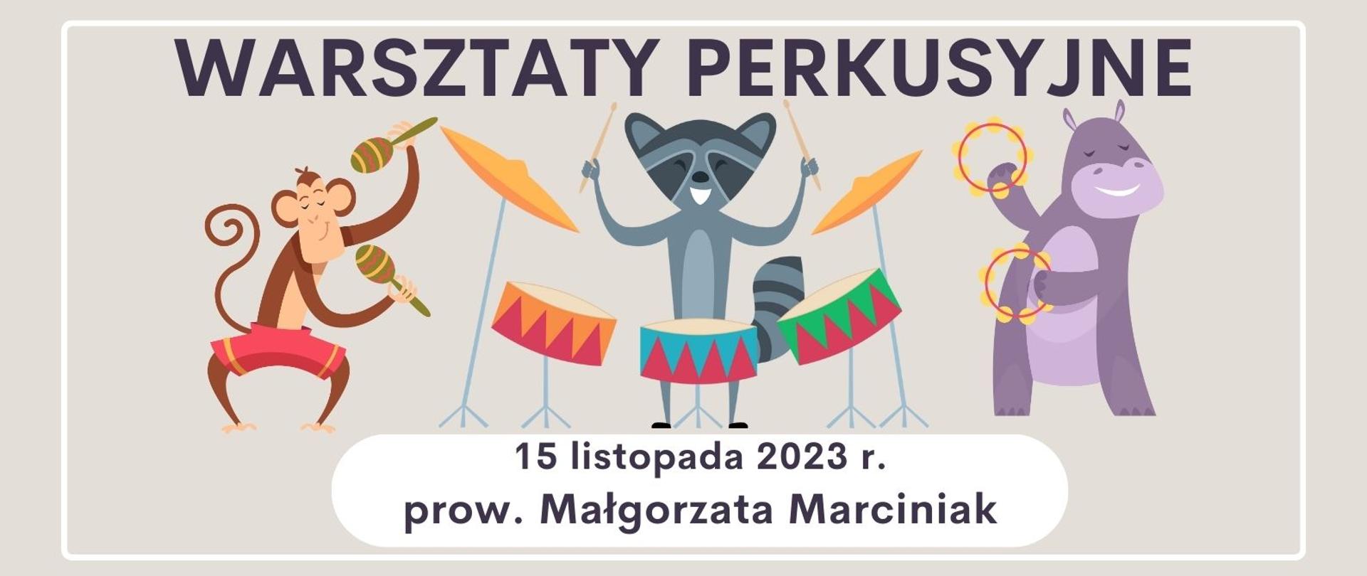 Plakat Warsztatów Perkusyjnych z dnia 15.11.2023 r.. na szarym tle znajduje się na samej górze ciemnogranatowy napis warsztaty perkusyjne. Pod napisem trzy grafiki zwierząt: od lewej małpa z marakasami, po środku szop grający na zestawie perkusyjnym, po prawej hipopotam z tamburynem. Pod grafikami znajdują się informacje: data 15.11.2023 r. oraz imię i nazwisko prowadzącej warsztaty Eweliny Marciniak