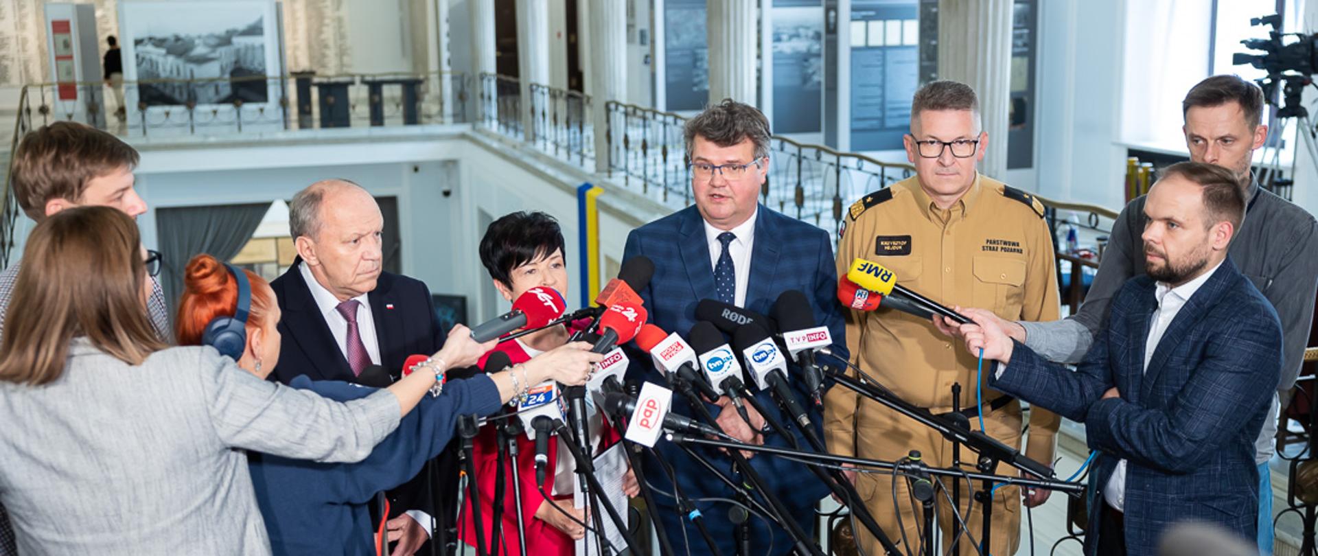 25 mln zł dla Młodzieżowych Drużyn Pożarniczych – konferencja z udziałem wiceministra Macieja Wąsika