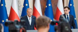 Premier Donald Tusk oraz Minister Finansów Andrzej Domański podczas konferencji prasowej w KPRM.