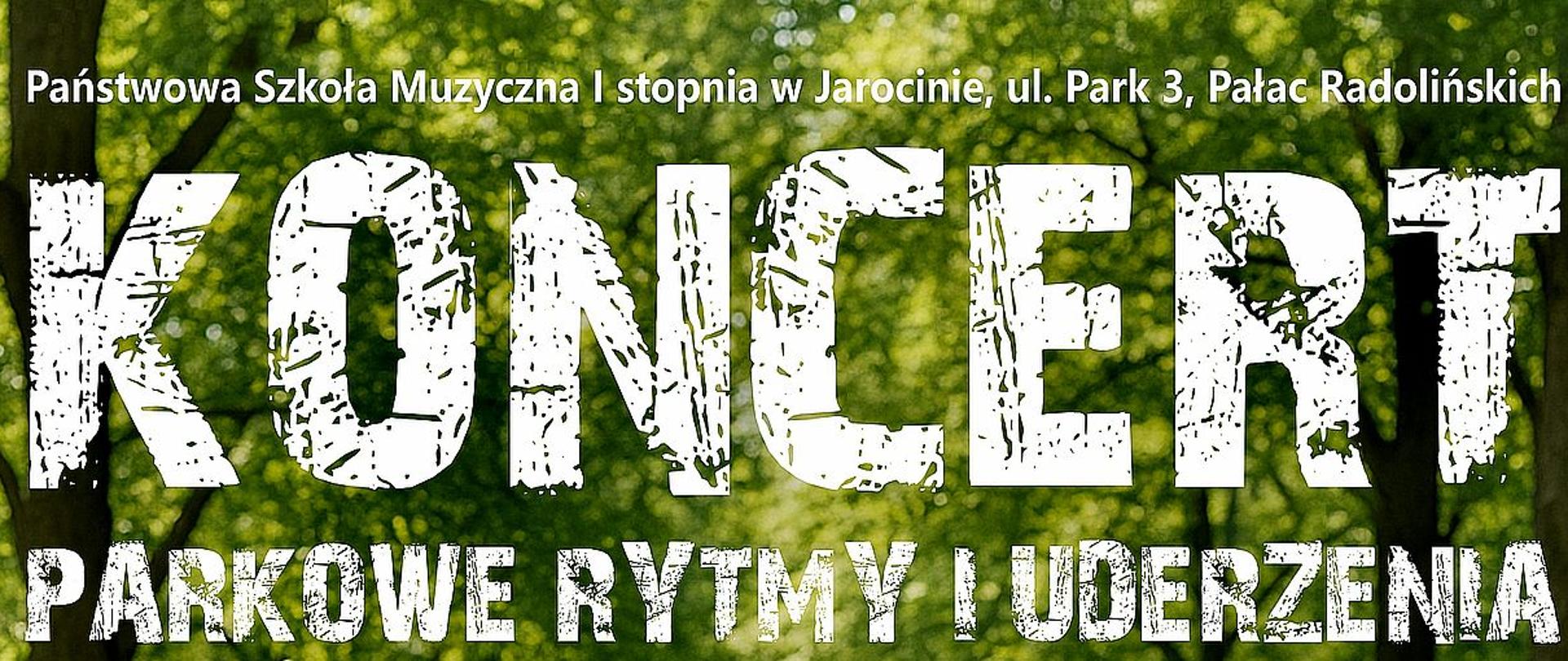 Plakat przedstawia instrumenty perkusyjne stojące w alejce parkowej. W tle zielone drzewa. Na górze i dole plakatu informacje o koncercie.