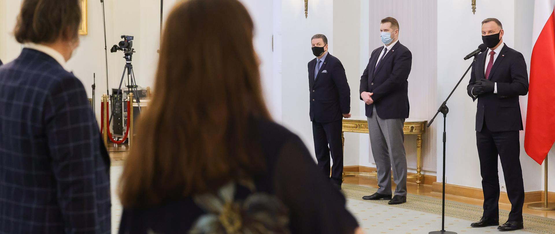 Prezydent RP Andrzej Duda i Minister Przemysław Czarnek podczas wręczenia aktów nominacyjnych w Kancelarii Prezydenta