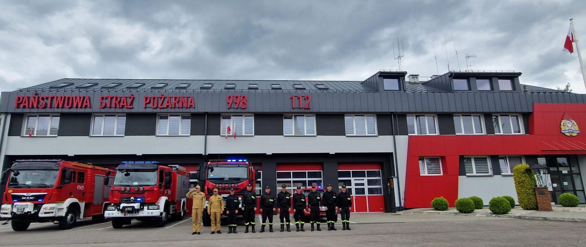 Strażacy podczas zbiórki przed remizą oddają hołd pamięci zmarłego żołnierza Wojska Polskiego.