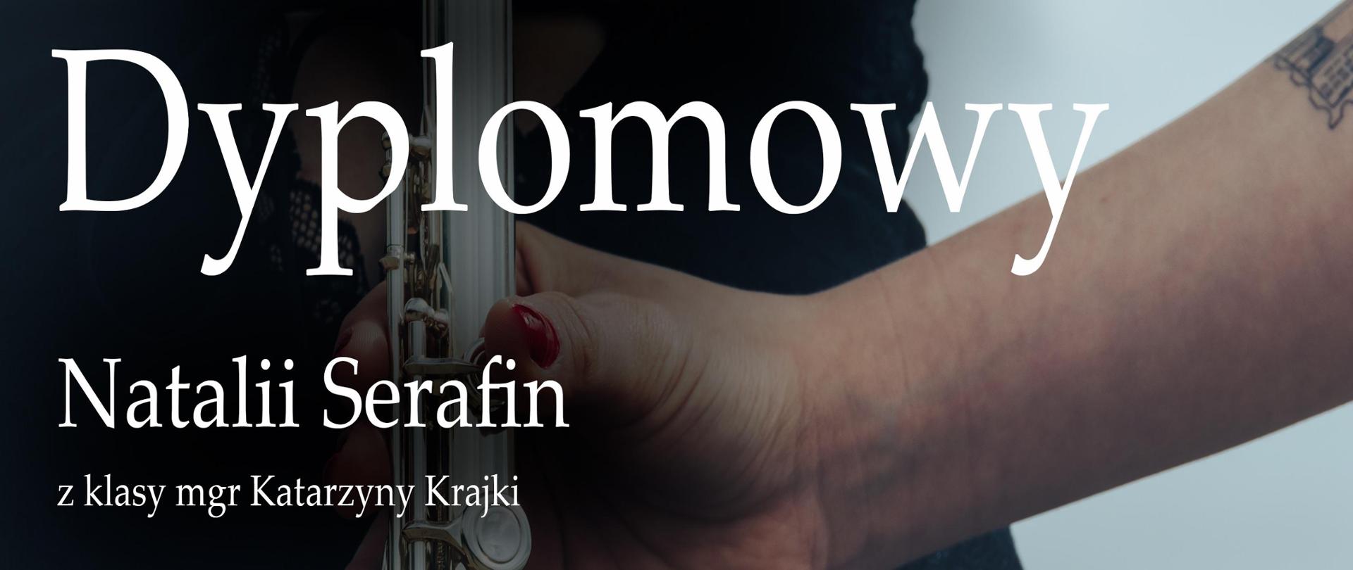 Plakat recitalu dyplomowego Natalii Serafin w dniu 6 czerwca 2024 o godzinie 17.00. Tło plakatu wypełnia postać uczennicy w czarnej koronkowej sukni, trzymającej za sobą w obu rękach w pozycji pionowej srebrny flet. 