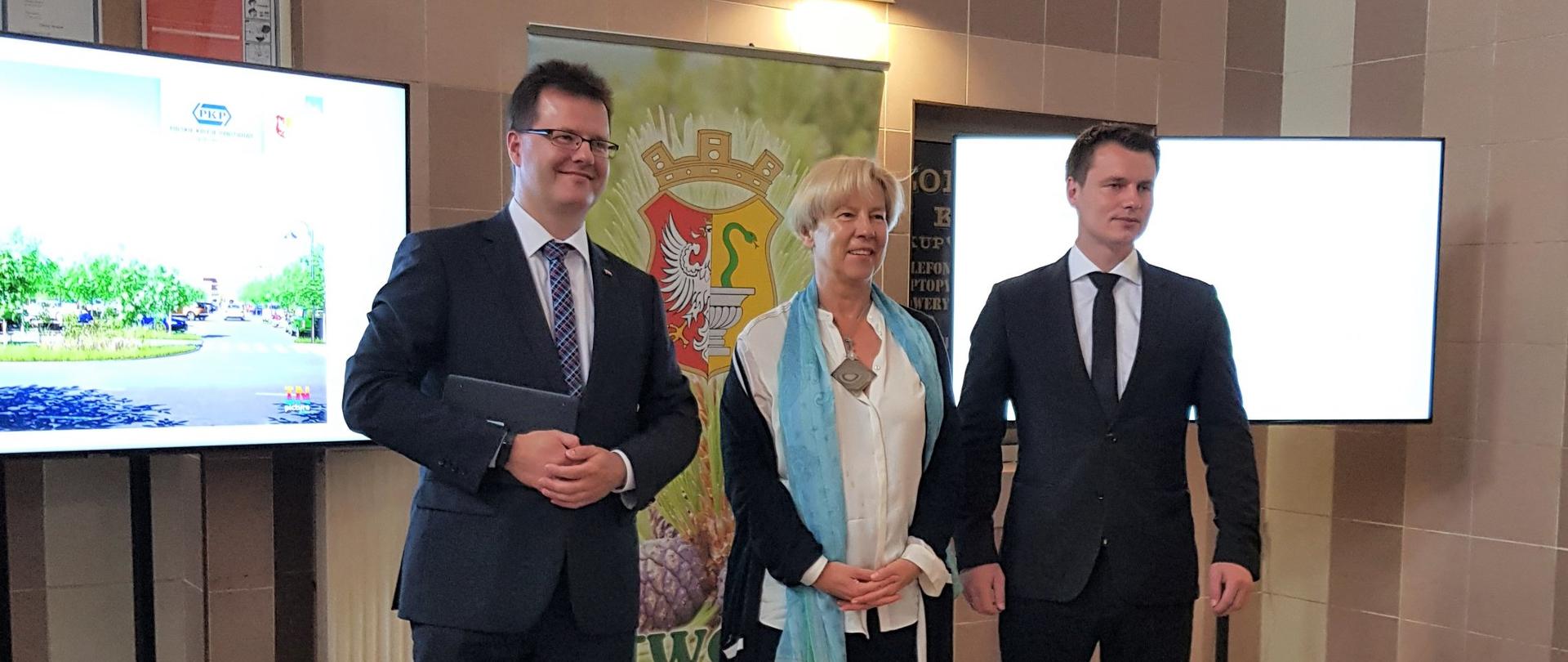 Wiceminister infrastruktury Andrzej Bittel wziął udział w prezentacji wizualizacji terenu przed dworcem w Otwocku