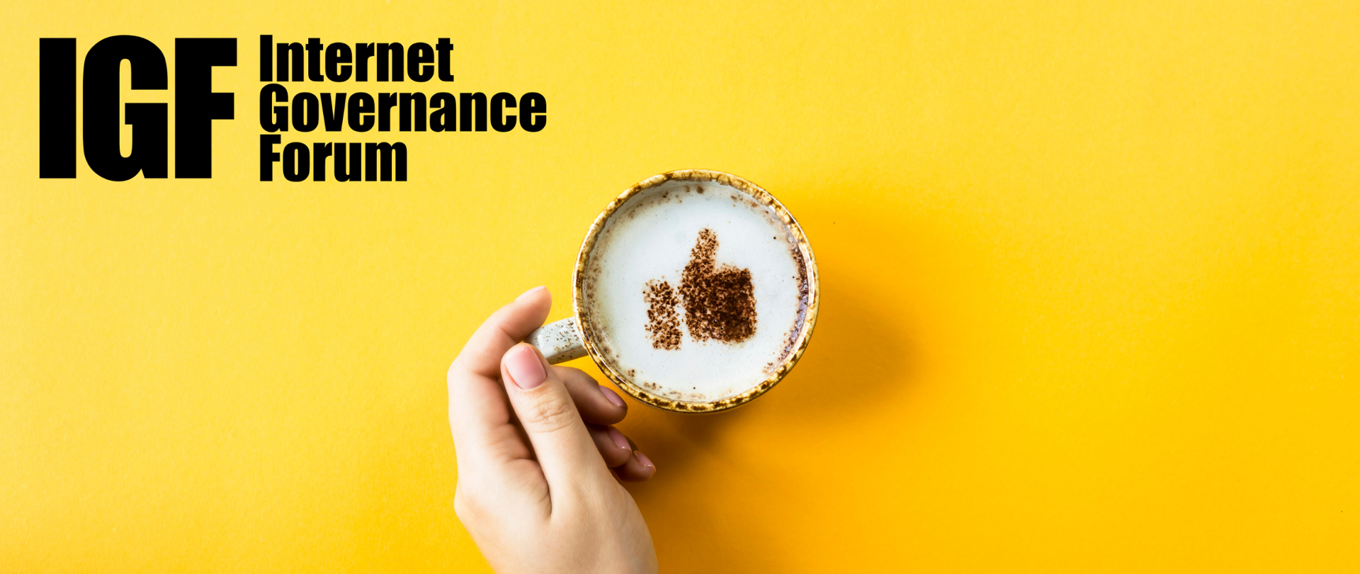 Ręka trzymająca filiżankę z kawą