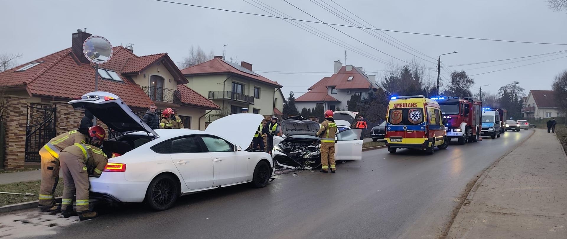 Zdarzenie drogowe i strażacy podczas działań