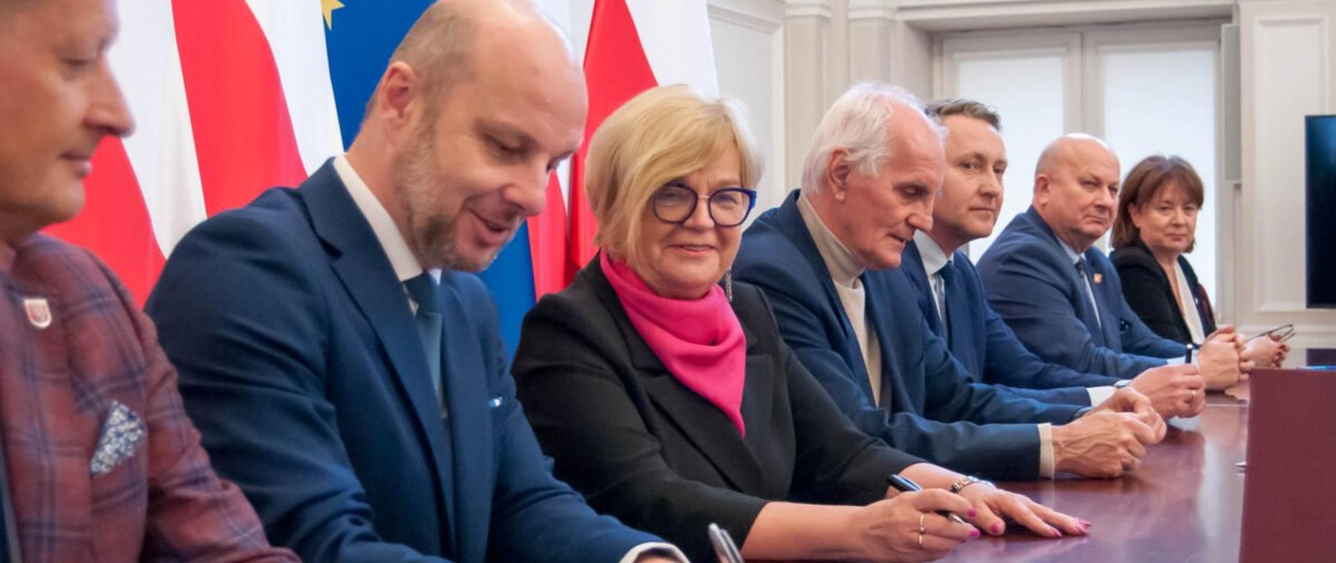 Wojewoda podkarpacki Teresa Kubas-Hul podczas podpisywania umów z przedstawicielami samorządów