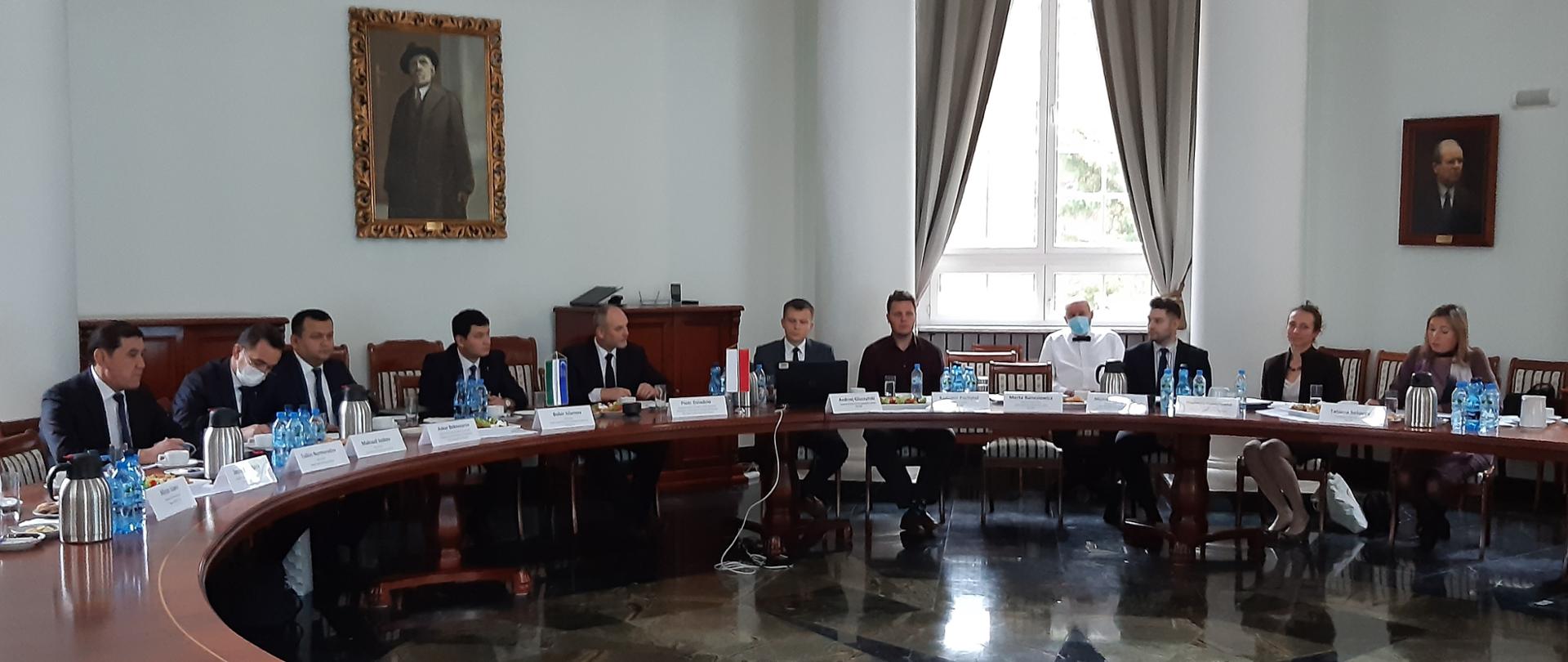Wiceminister klimatu i środowiska Piotr Dziadzio podczas spotkania z delegacją Uzbekistanu