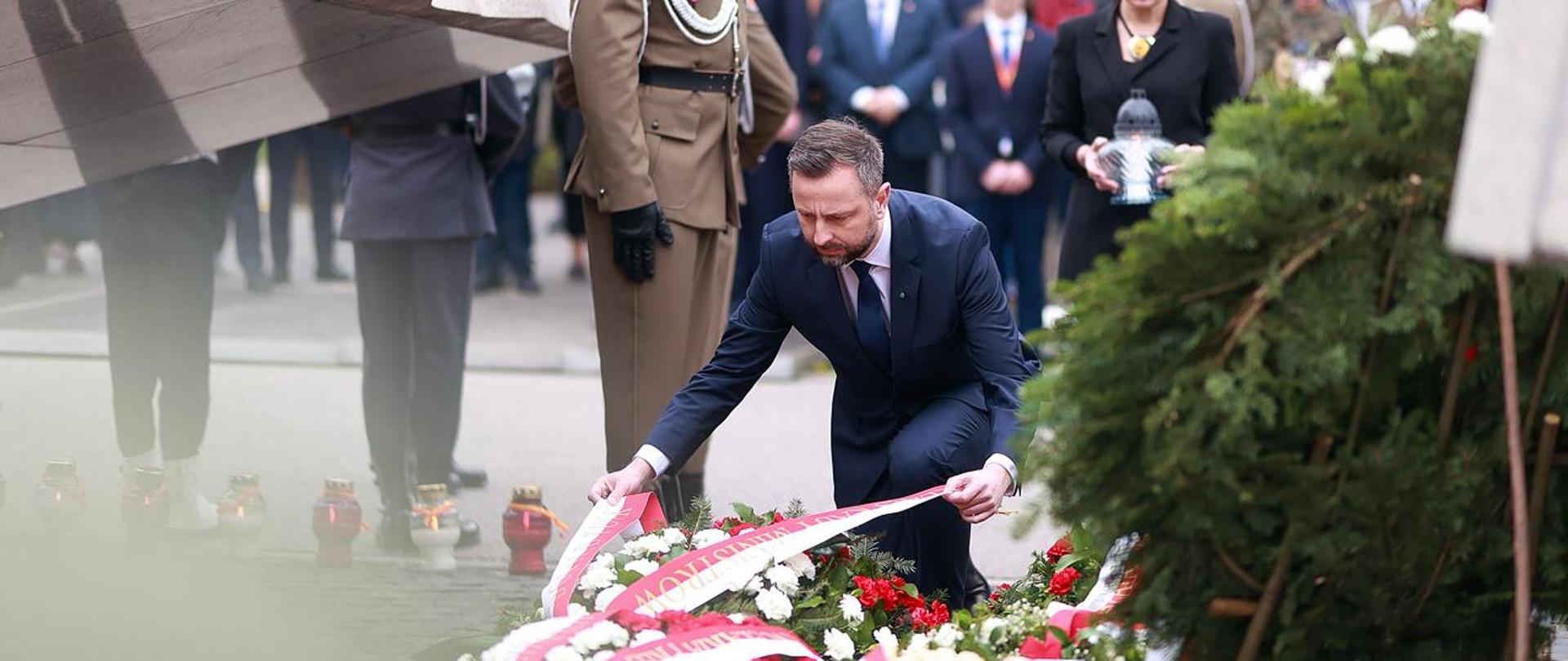 10 kwietnia 2024 r., Władysław Kosiniak-Kamysz, wicepremier - minister obrony narodowej wziął udział w obchodach upamiętniających katastrofę lotniczą pod Smoleńskiem.