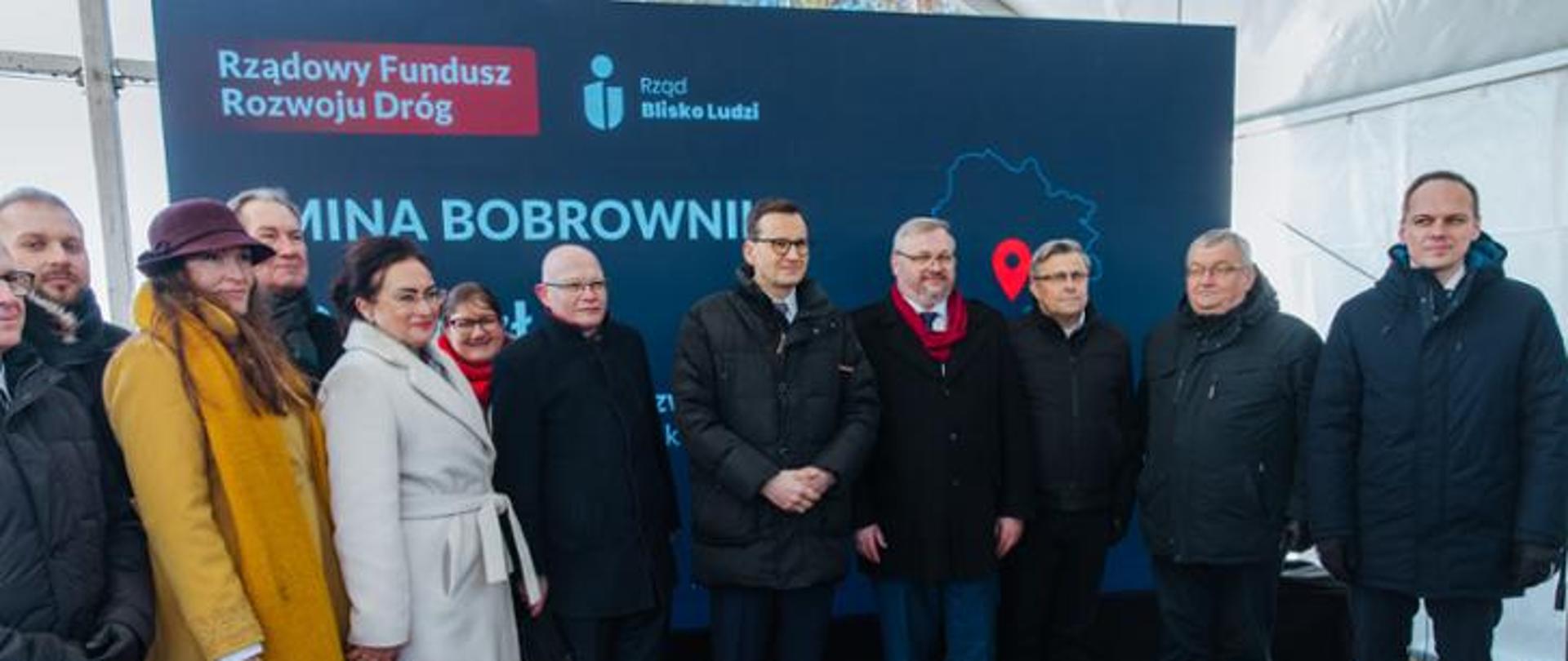 Kilka osób pozujących do zdjęcia