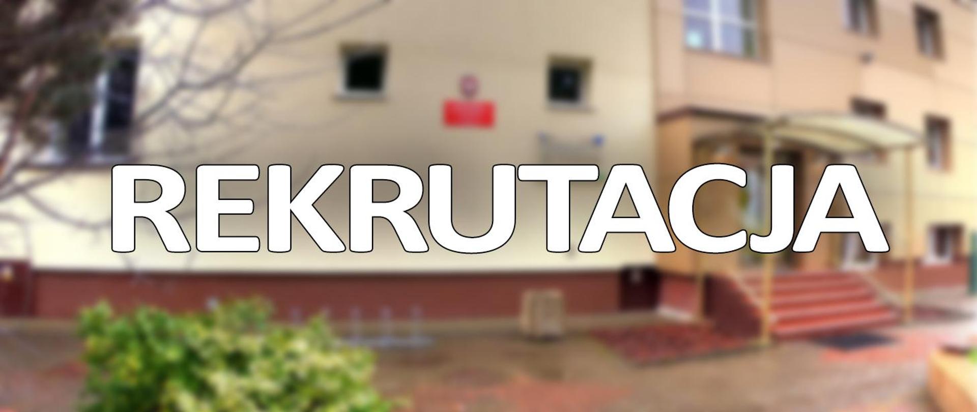 Grafika, w tle rozmyte zdjęcie budynku szkoły, na nim napis o treści rekrutacja.