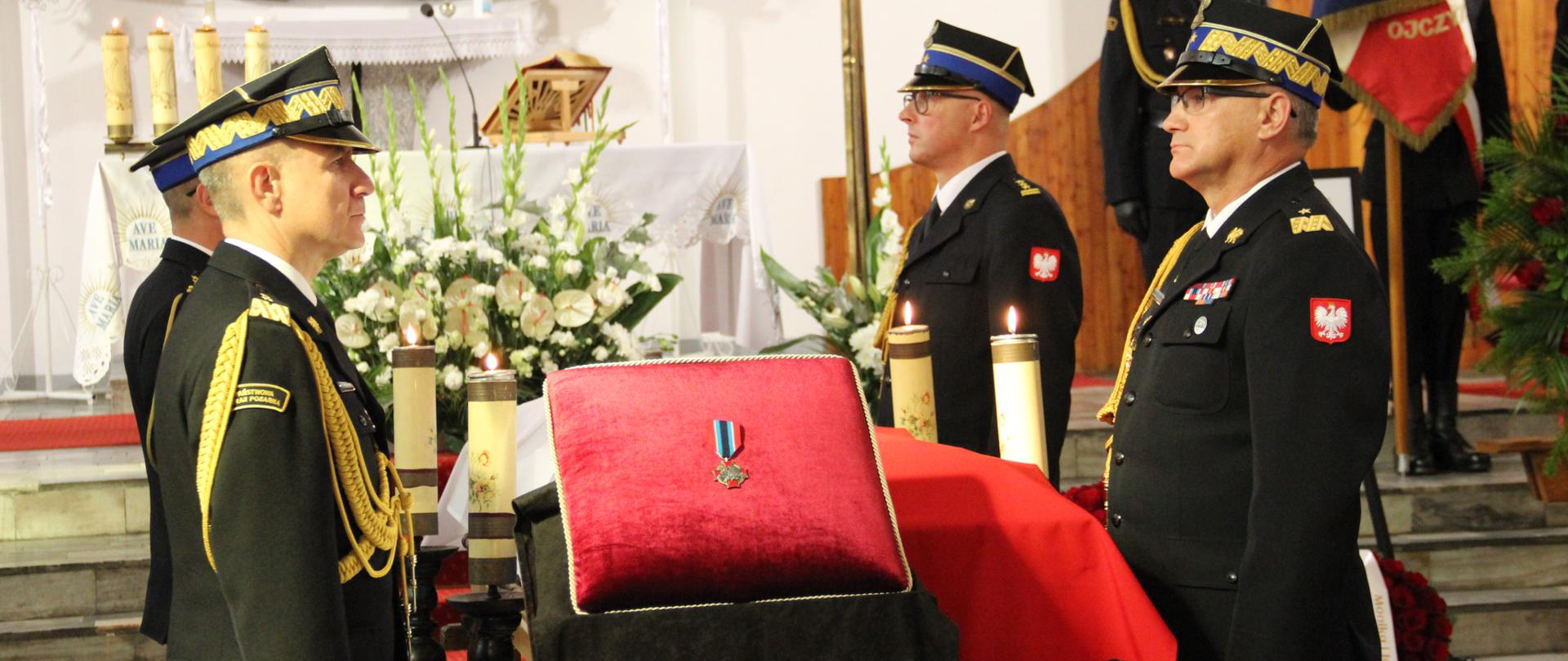  przy trumnie zmarłego stoi posterunek 4 strażaków: komendant główny PSP wraz z kujawsko-pomorskim komendantem wojewódzkim, z-cą
komendanta wojewódzkiego oraz komendantem miejskim PSP w Grudziądzu;