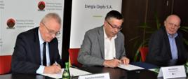 Wiceprezes NFOŚiGW Artur Michalski podczas podpisywania umowy z PGE EC