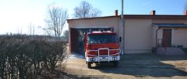 samochód ratowniczo-gaśniczy należący do Jednostki OSP Bubele, przed remizą OSP Bubele