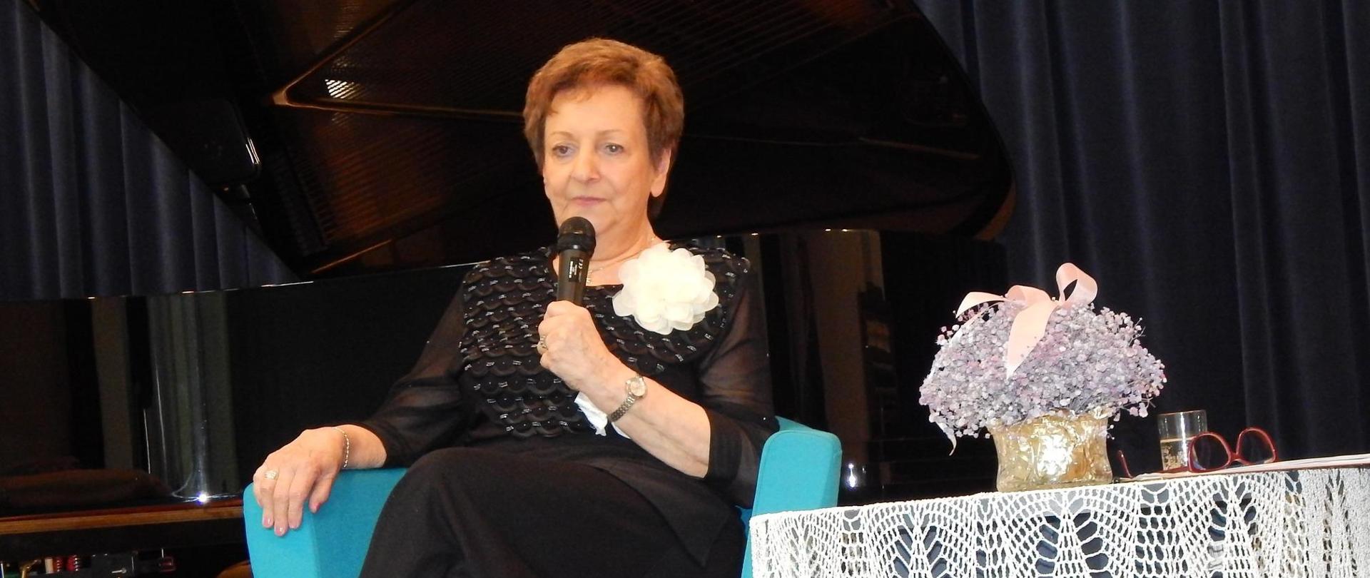 Zdjęcie przedstawia Elżbietę Lickiewicz