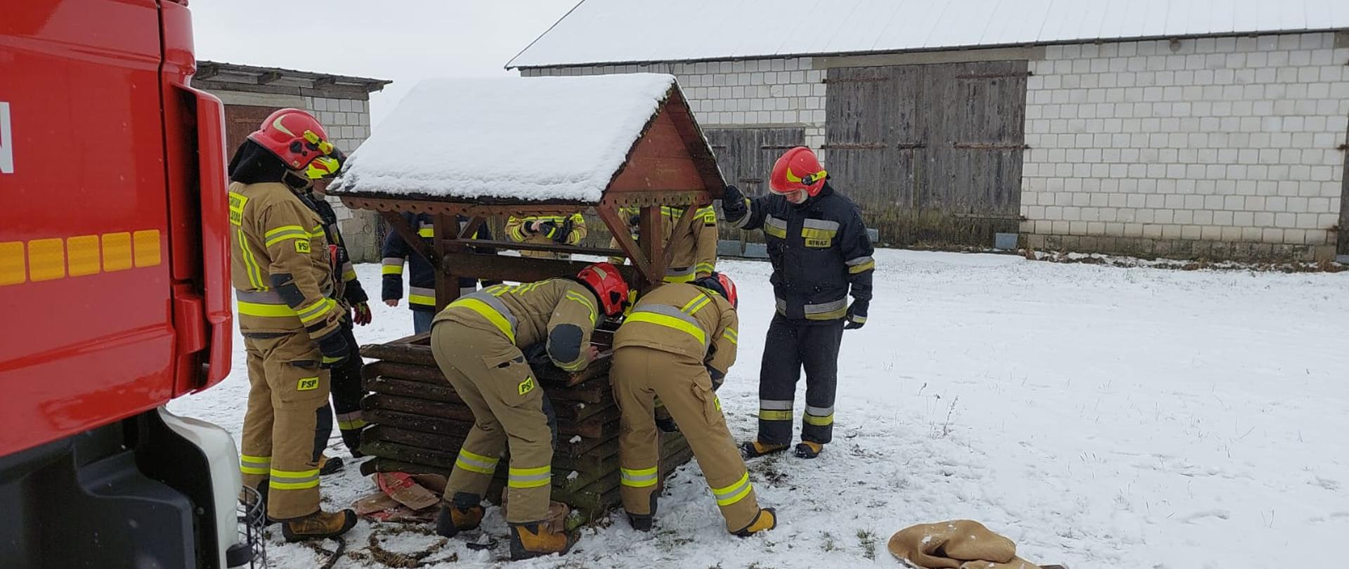 Na zdjęciu widaćstrażaków przy studni