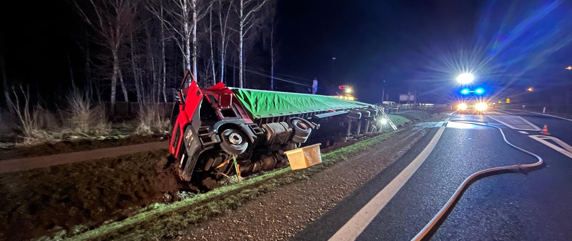 Przewrócona ciężarowka w rowie