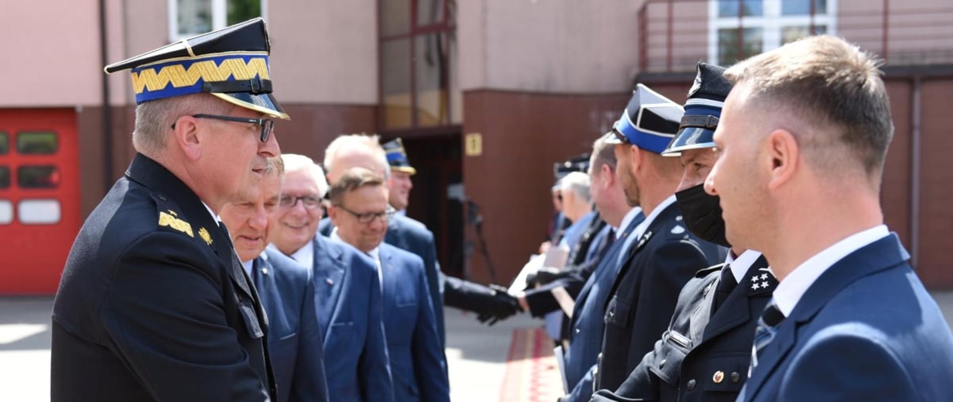 Na zdjeciu Zatepca Komendanta Głównego wręcza promesę na zakup samochodu bojowego 