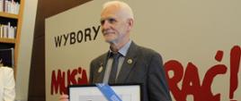 Aleś Bialacki odbiera Odznakę Solidarności i Praw Człowieka ECS